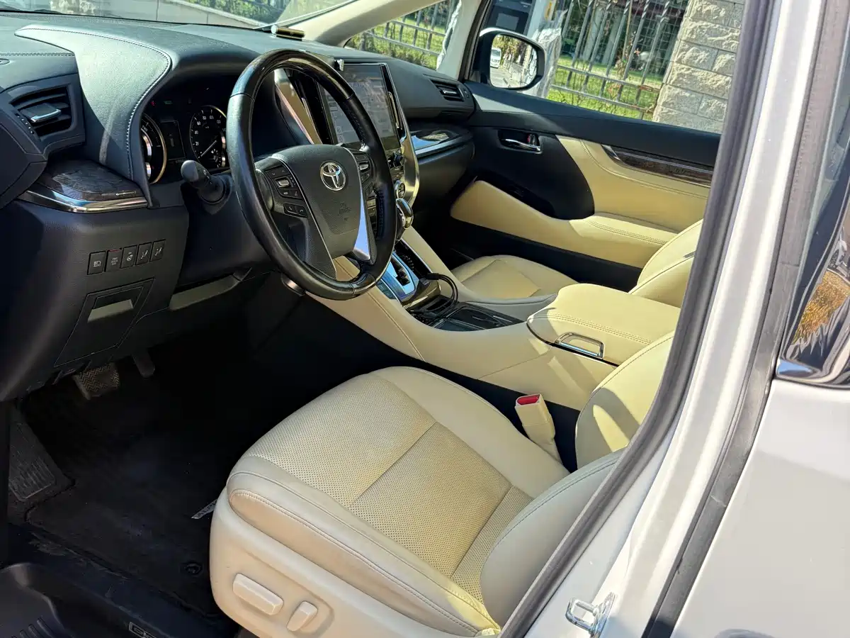 Toyota Vellfire 2021 Crown Hybrid 2.5L HV Premium Edition фото 4
