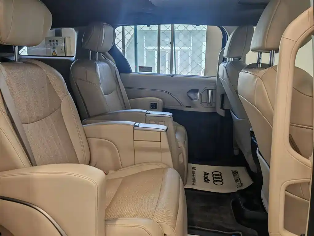 Toyota Sienna 2024 2.5L Hybrid Ultimate Premium Edition фото 17