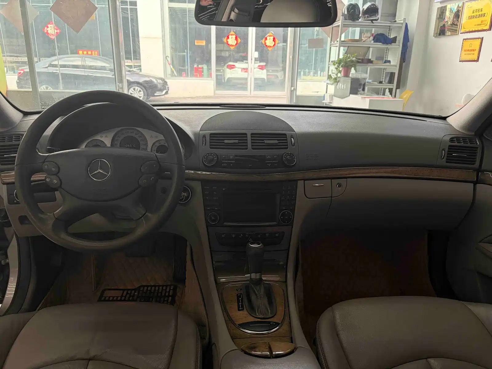 صورة 9 - Mercedes-Benz E-Class