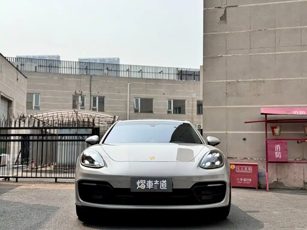 Photo 2 - Porsche Panamera