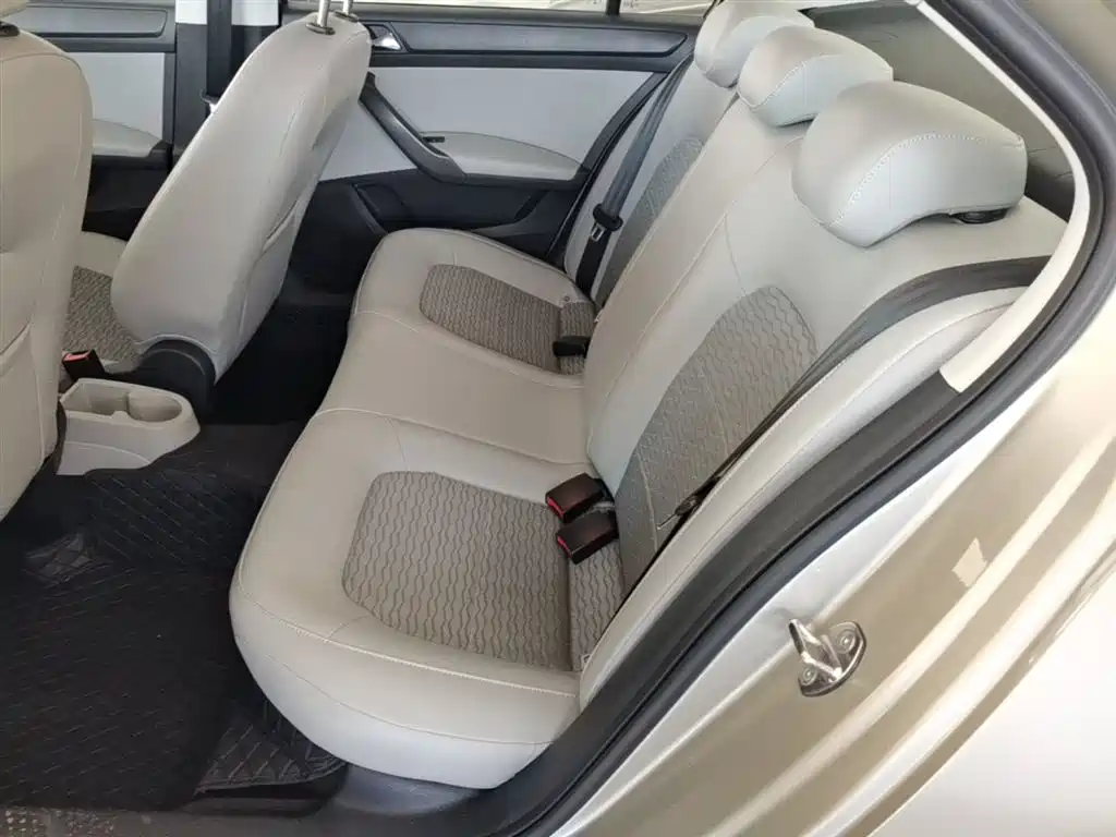 Škoda Rapid 2015 1.6L Automatic Smart Selection фото 17
