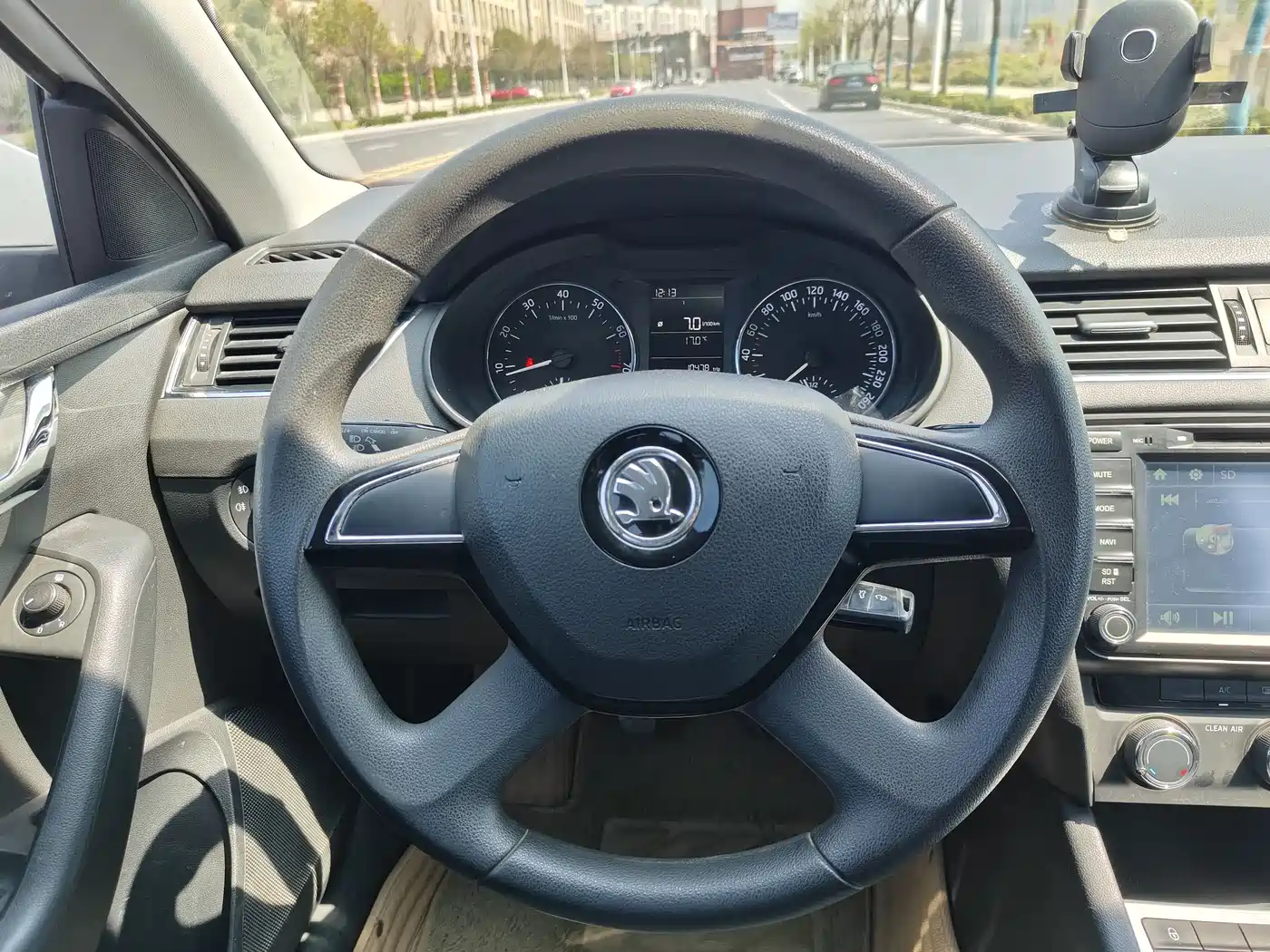 Škoda Octavia 2016 1.6L Manual Pioneer Edition фото 9
