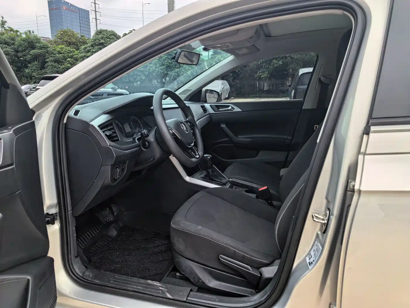 Volkswagen Polo 2019 Plus 1.5L Automatic Panorama Enjoyment Edition фото 6