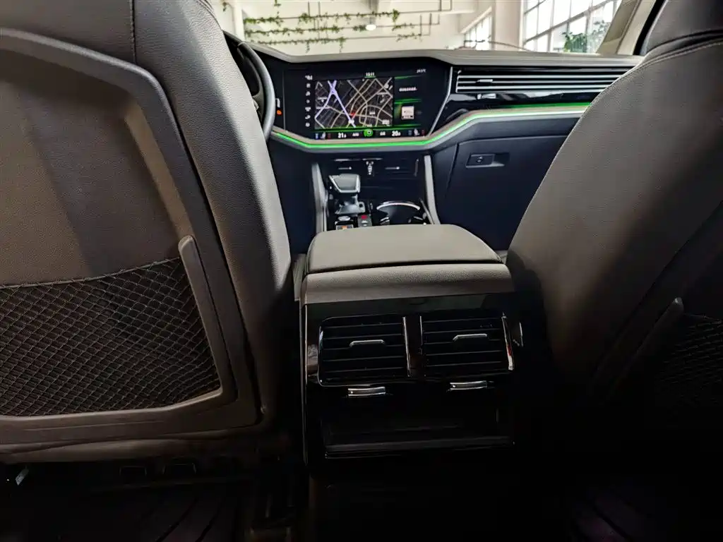 Volkswagen Touareg 2021 3.0TSI Sharp Edition with Gloss Black Sports Package фото 23
