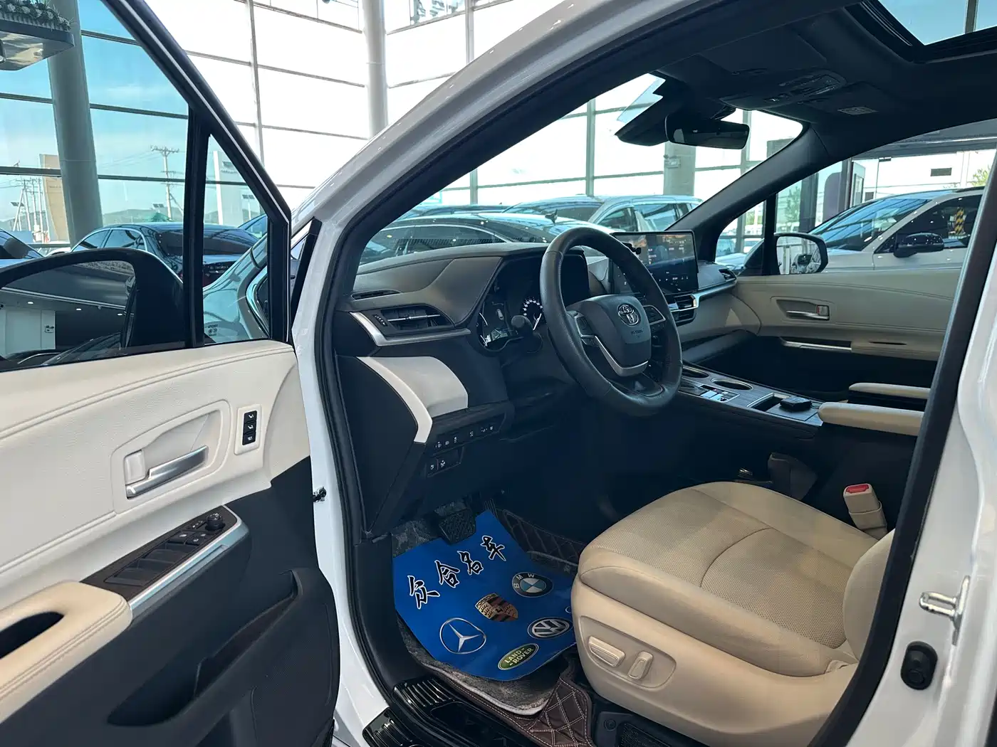 Toyota Granvia 2023 2.5L Hybrid Prestige PLUS Edition фото 7