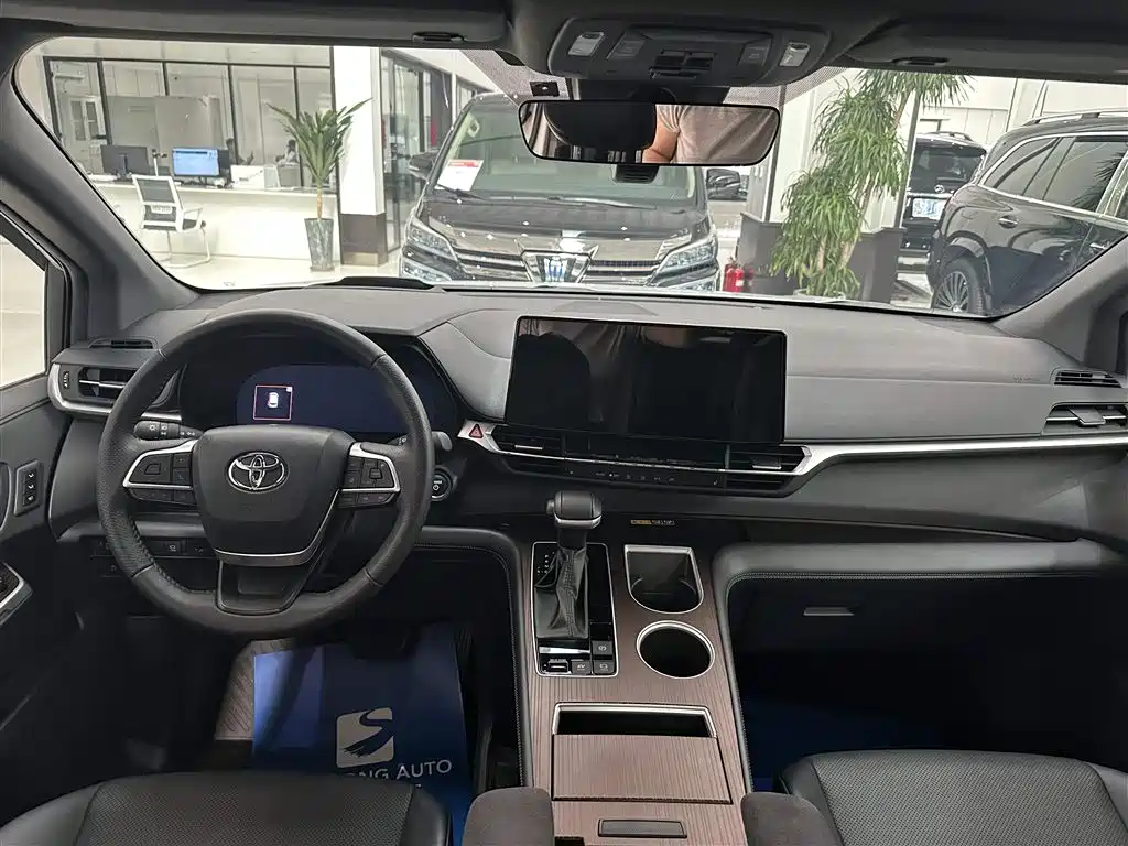 Toyota Granvia 2024 2.5L Hybrid Premium PLUS 4WD Edition фото 13