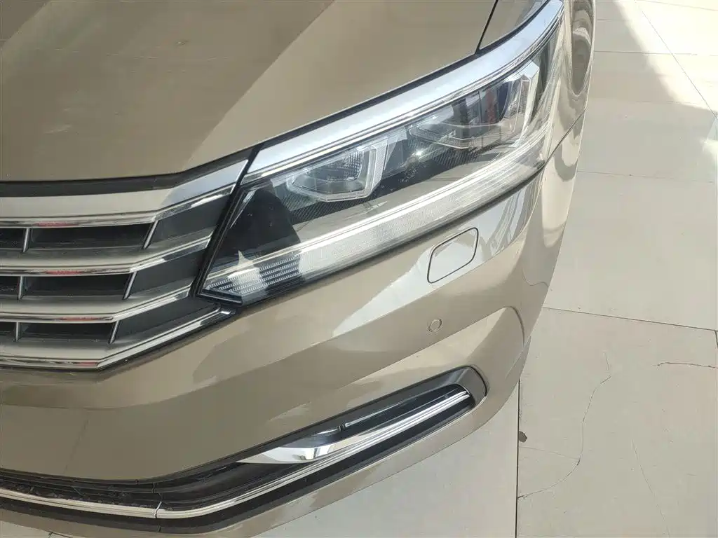 Volkswagen Passat 2017 330TSI DSG Luxury фото 24