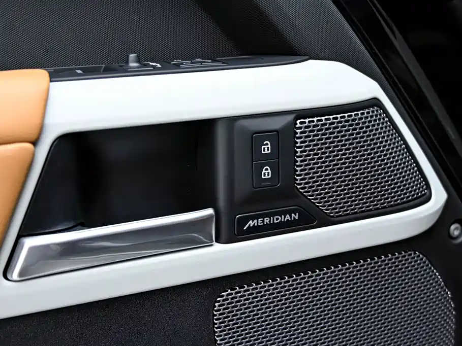 Land Rover Defender 2024 110 3.0T P400 Dark Special Edition фото 24