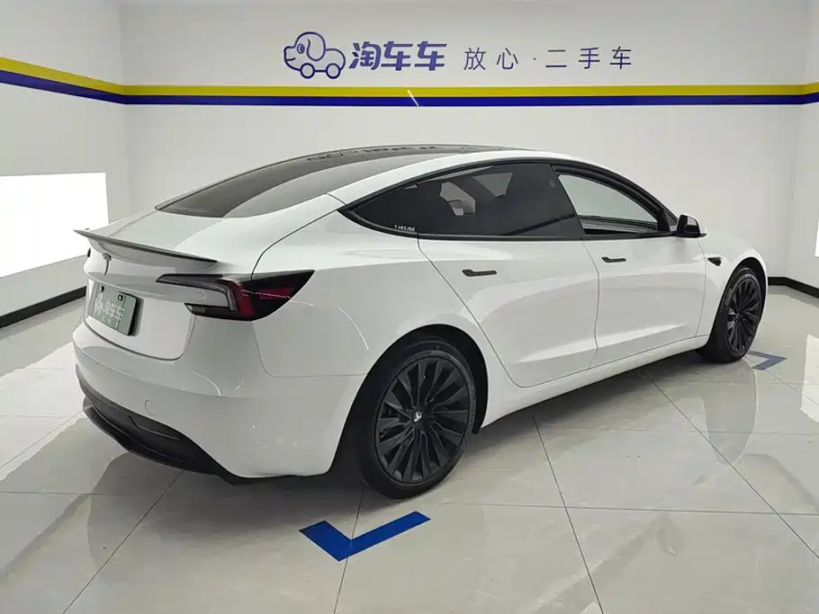 Фото 3 - Tesla Model 3