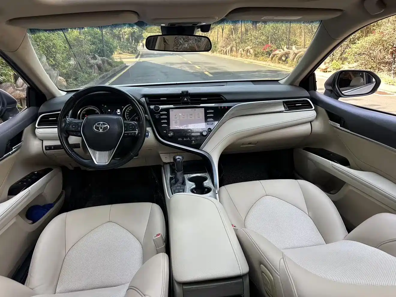 Toyota Camry 2018 Hybrid 2.5HG Luxury Edition фото 16