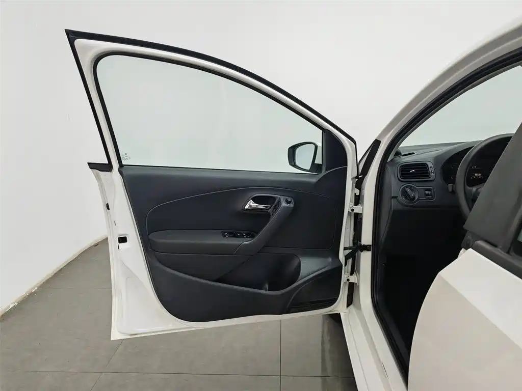 Volkswagen Polo 2016 1.4L Automatic Trend фото 8
