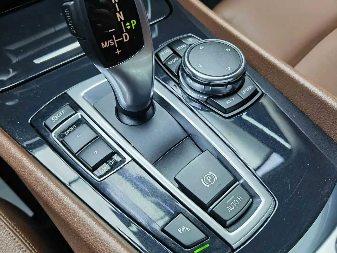 BMW 5 Series GT 2015 528i Leading фото 13