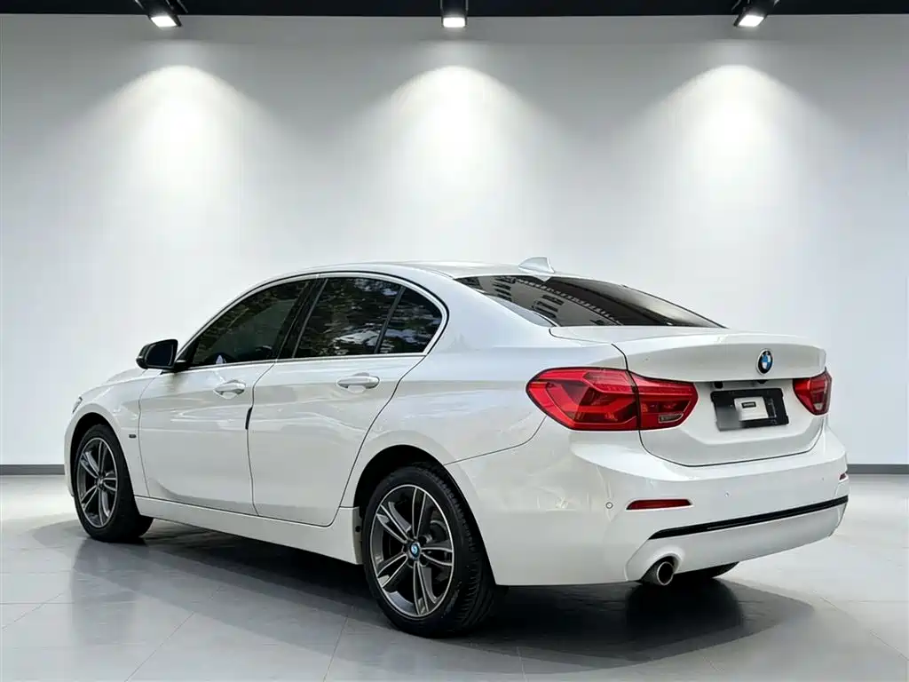 BMW 1 Series 2018 118i Sport Edition фото 20