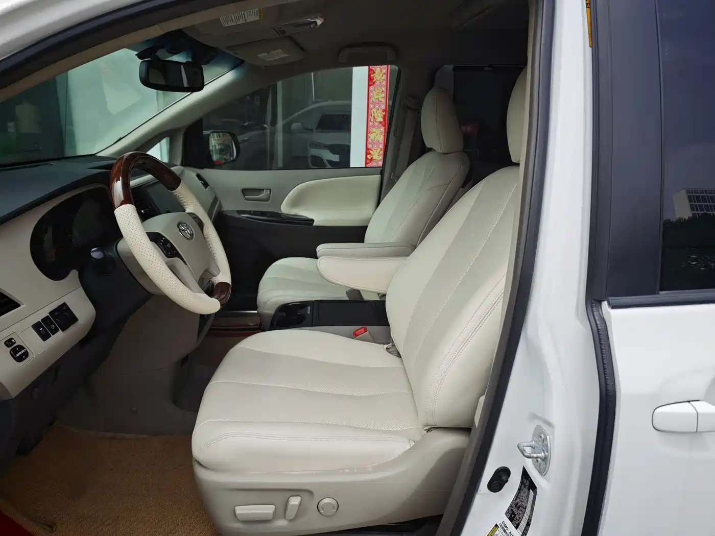 Toyota Sienna 2013 3.5L 4WD Automatic фото 9