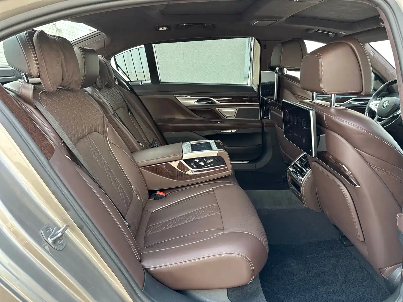 BMW 7 Series 2017 740Li xDrive Luxury Edition фото 10
