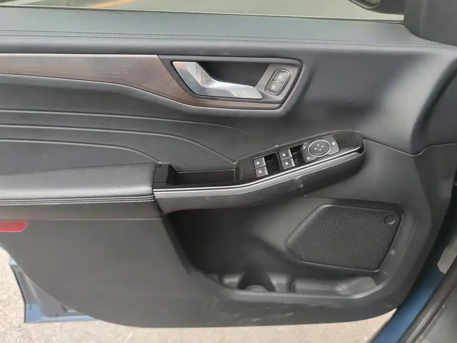 Photo 7 - Ford Escape