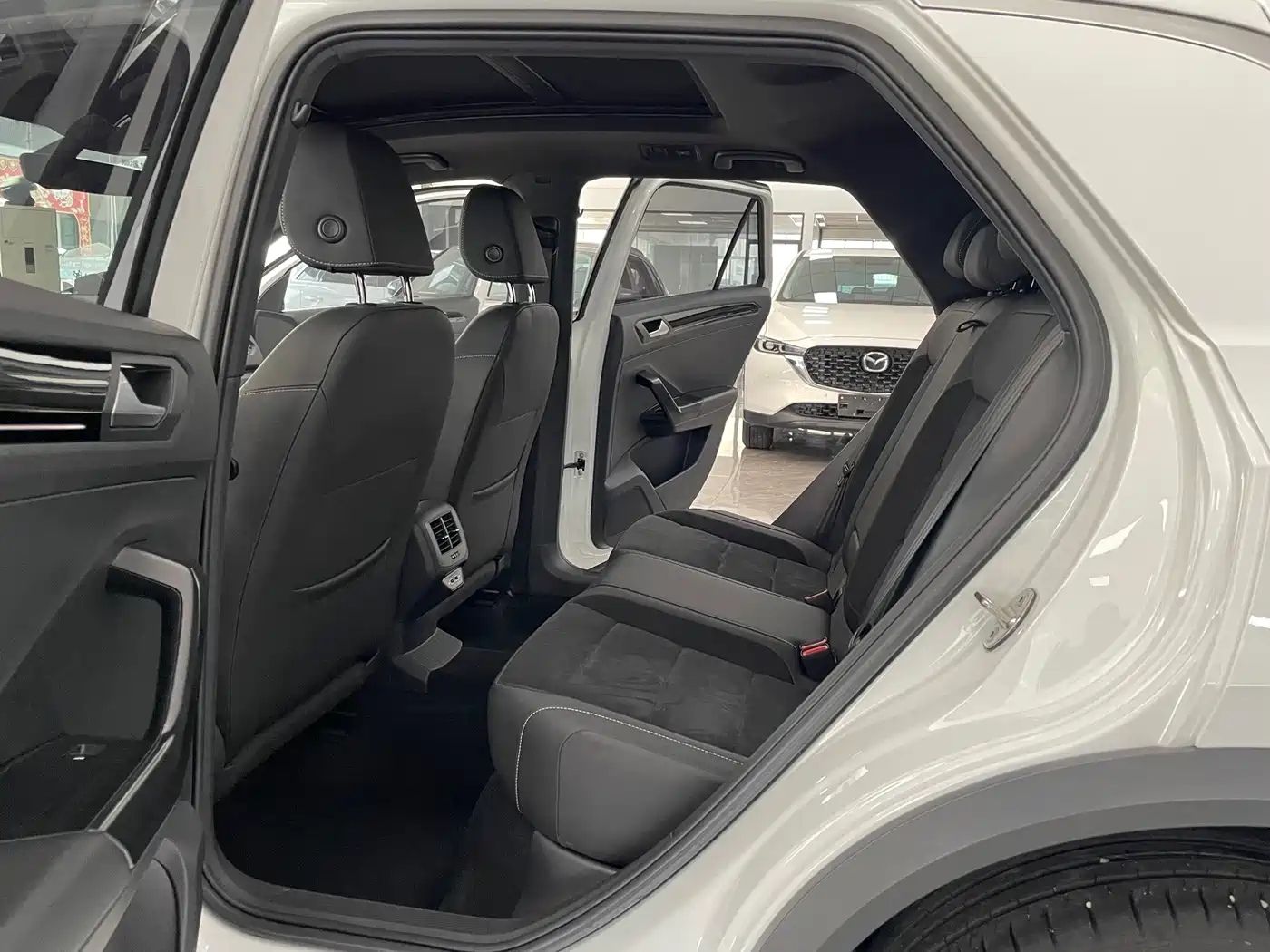 Volkswagen T-ROC 2021 Facelift 280TSI DSG 4WD Luxury Smart Connect Edition фото 6