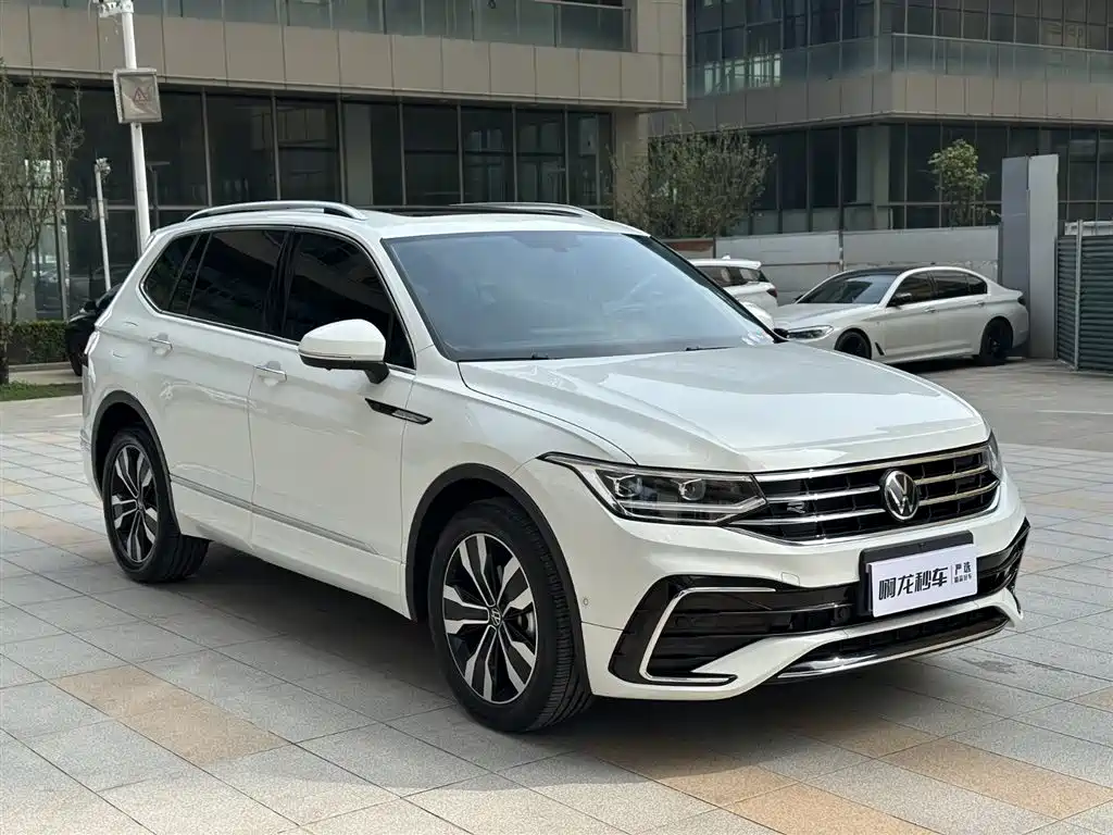 Volkswagen Tiguan L 2024 330TSI Automatic 2WD R-Line Premium Enjoyment Edition фото 11