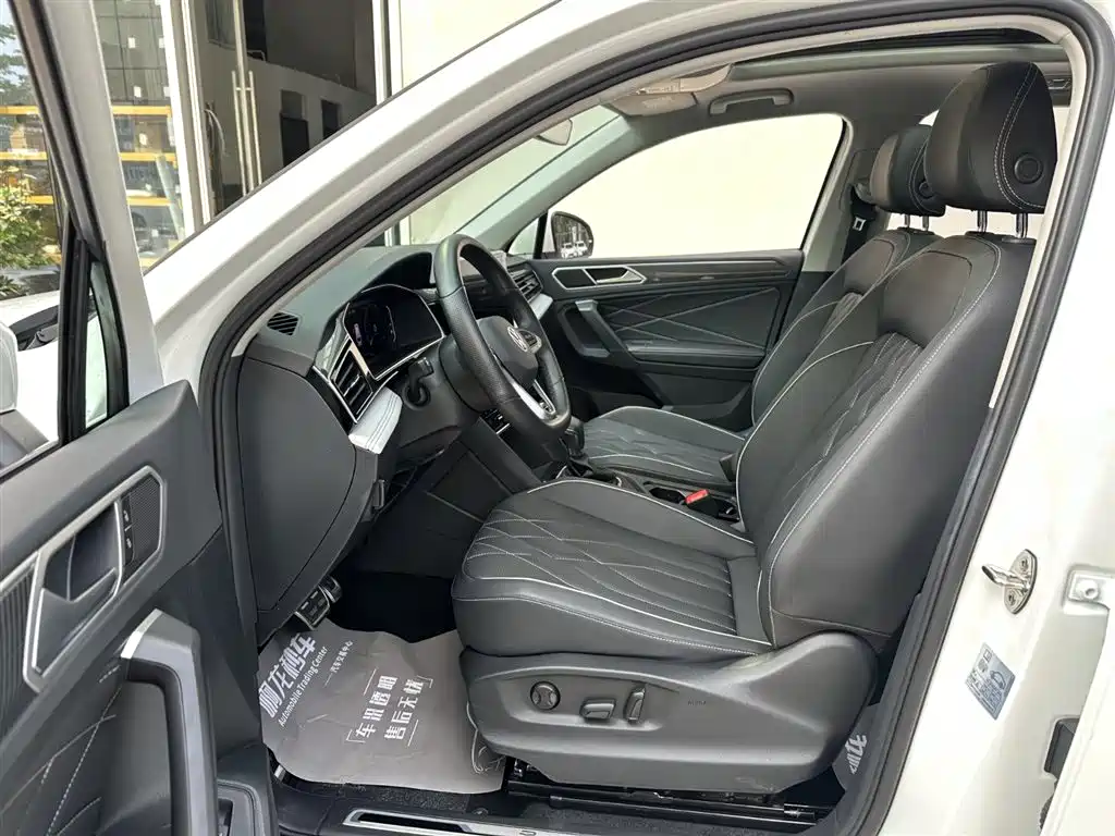 Volkswagen Tiguan L 2024 330TSI Automatic 2WD R-Line Premium Enjoyment Edition фото 6