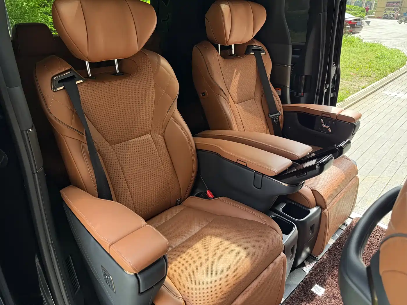 Toyota Alphard 2024 Hybrid 2.5L Ultimate Enjoyment Edition фото 11