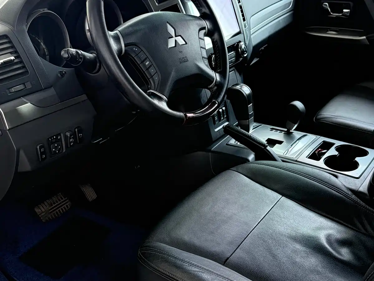 Mitsubishi Pajero (Import) 2020 3.0L Automatic Premium Edition фото 12