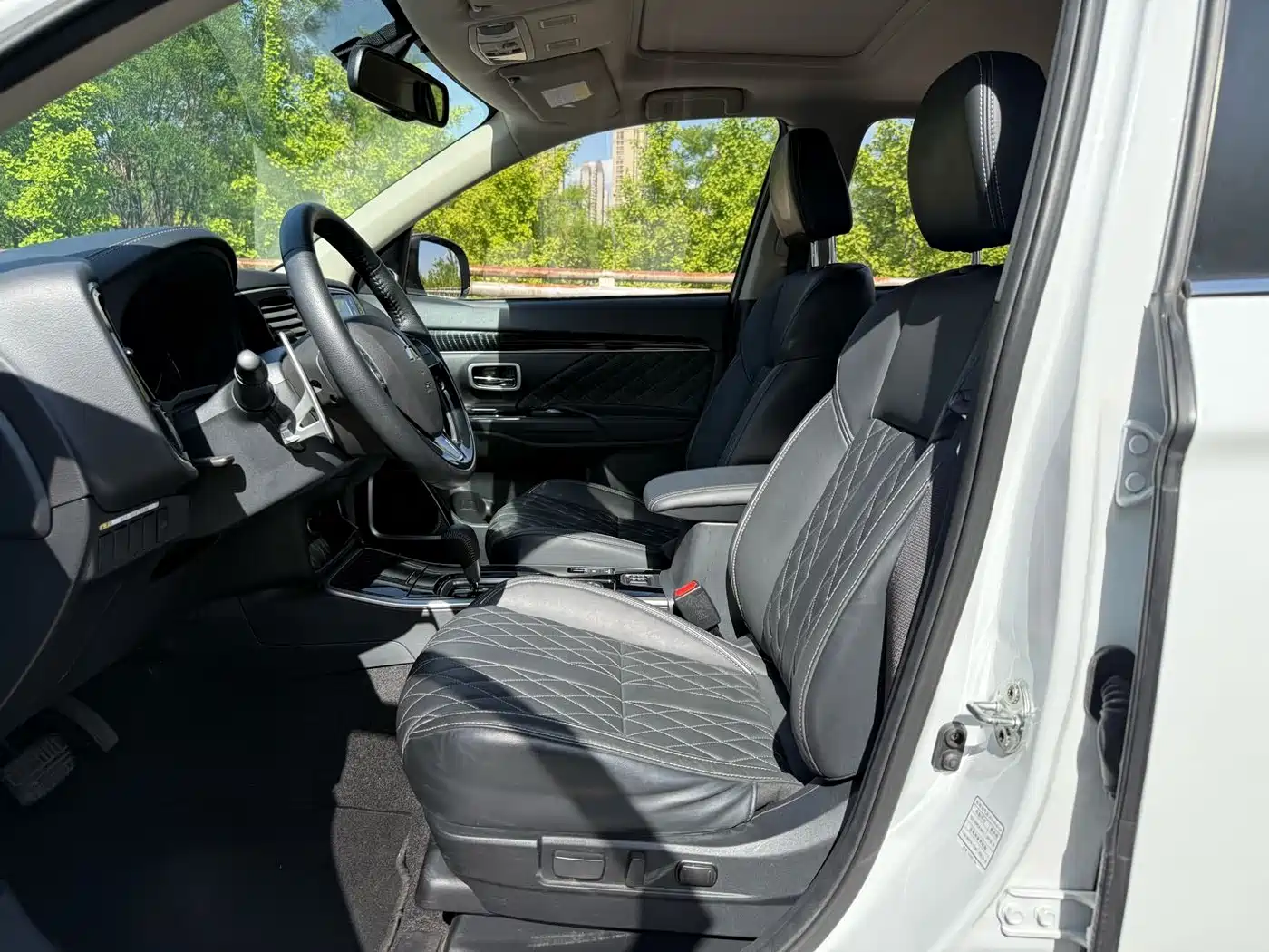 Mitsubishi Outlander 2021 2.4L 4WD Deluxe Edition 7-Seater фото 5