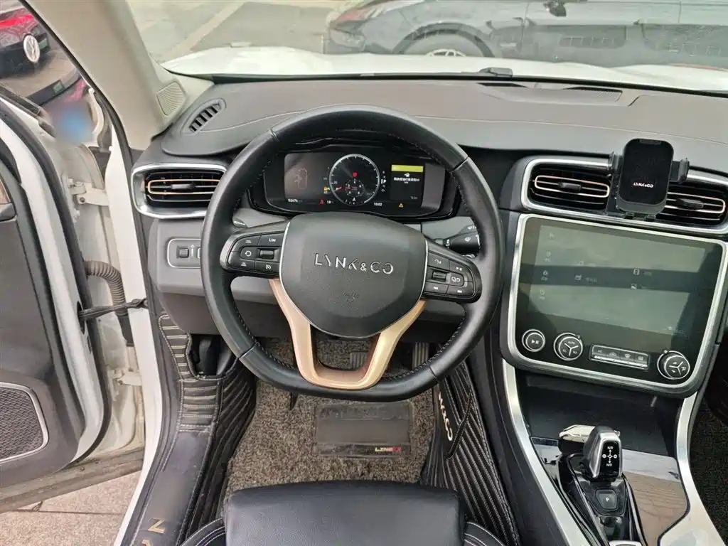 Lynk & Co 01 2018 2.0T 2WD Type+ Edition фото 10