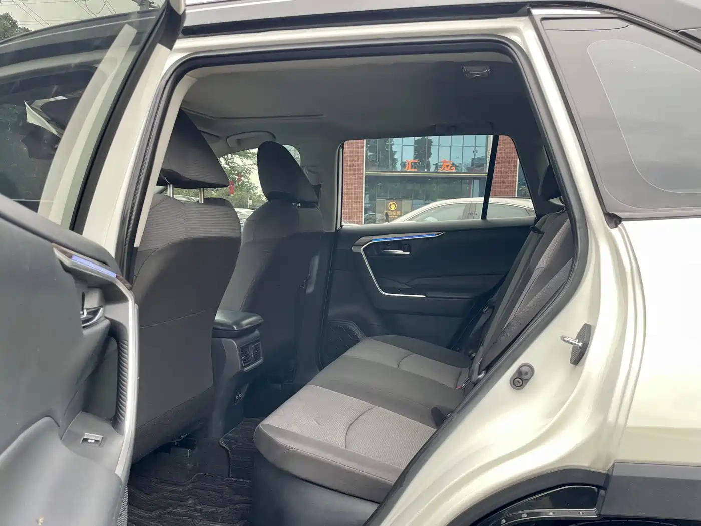 Toyota RAV4 Rongfang 2020 Hybrid 2.5L E-CVT AWD Elite Edition фото 10