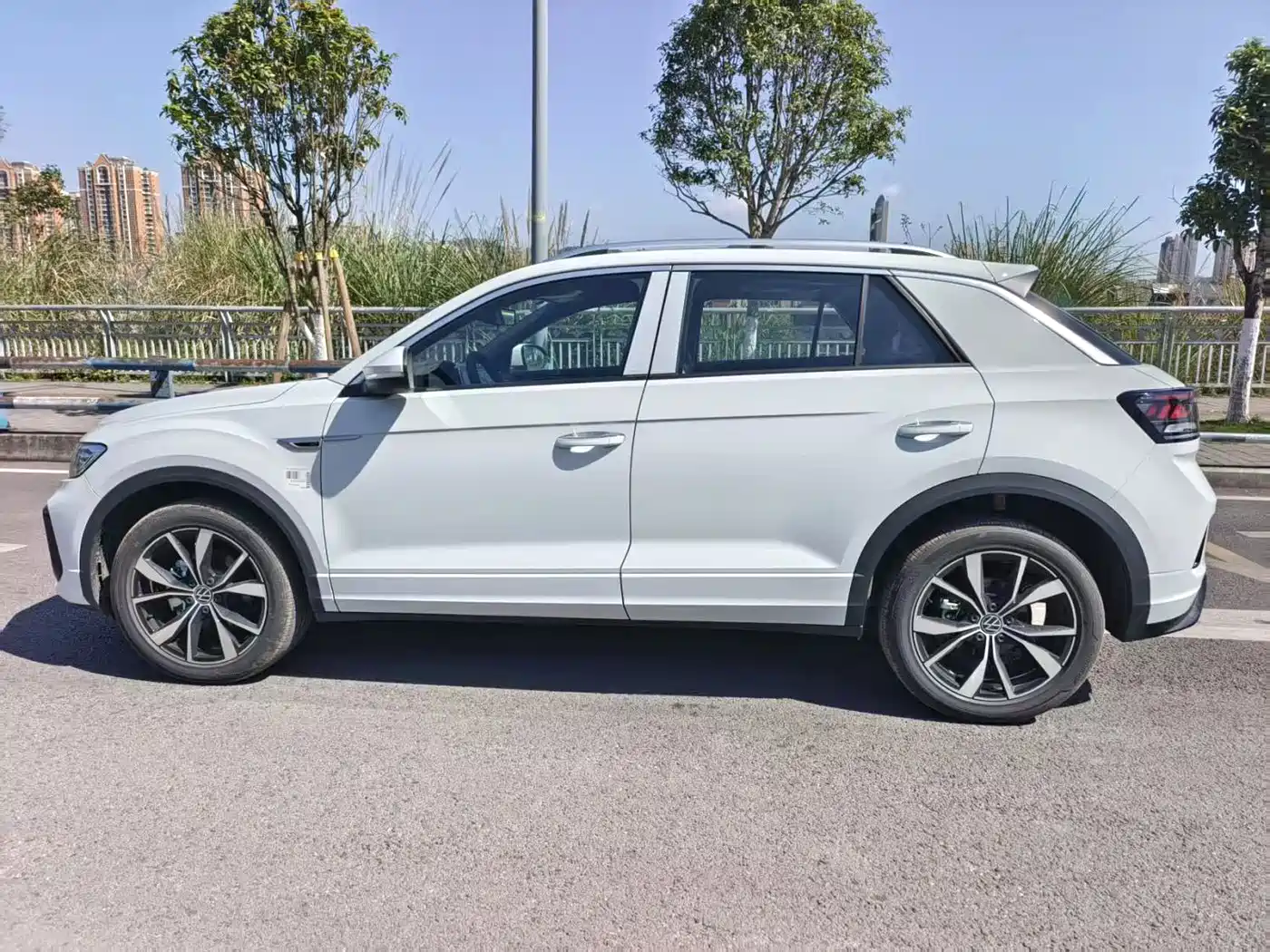 VOLKSWAGEN T-ROC EXPLORING SONGS