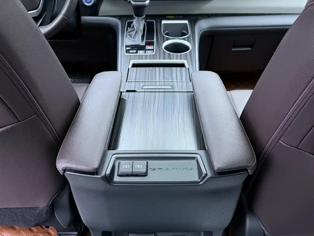 Toyota Granvia 2022 Model Year 2.5L Hybrid Flagship Edition фото 13
