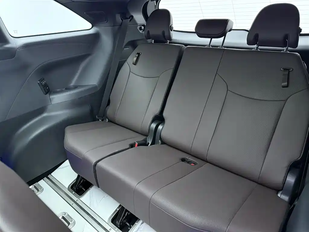 Toyota Granvia 2022 Model Year 2.5L Hybrid Flagship Edition фото 17