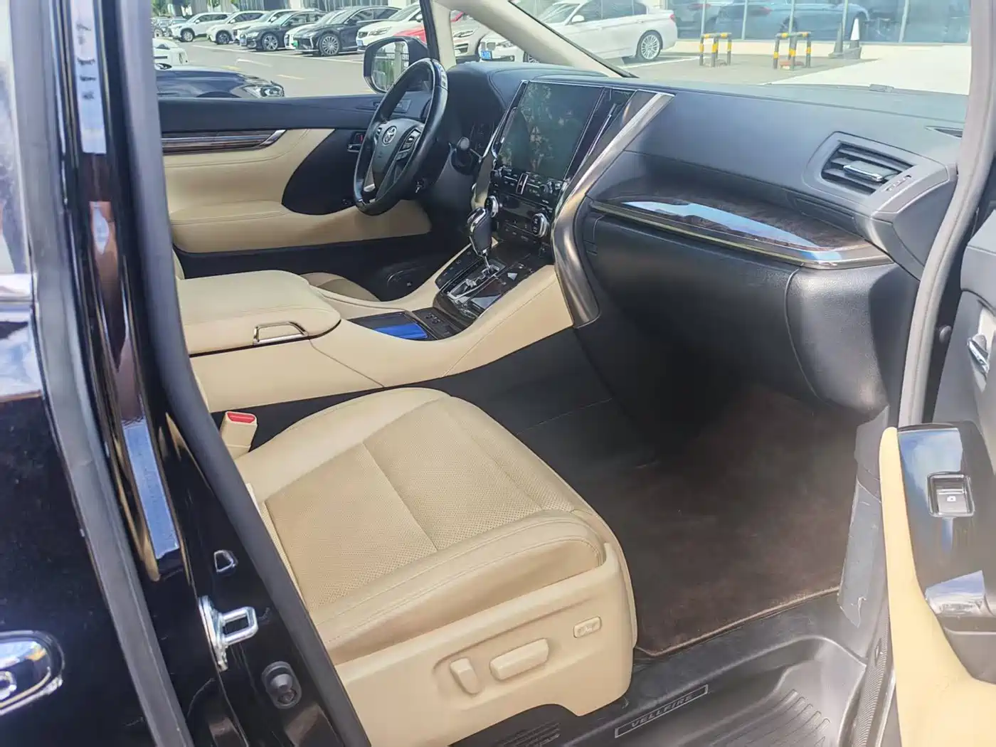 Toyota Vellfire 2020 Twin Engine 2.5L HV Premium Edition фото 6