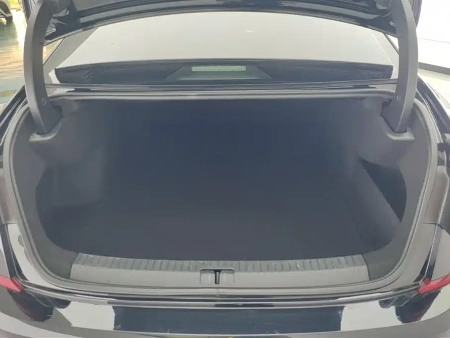 Volkswagen Passat 2023 Facelift 330TSI Starlight Luxury Edition фото 4