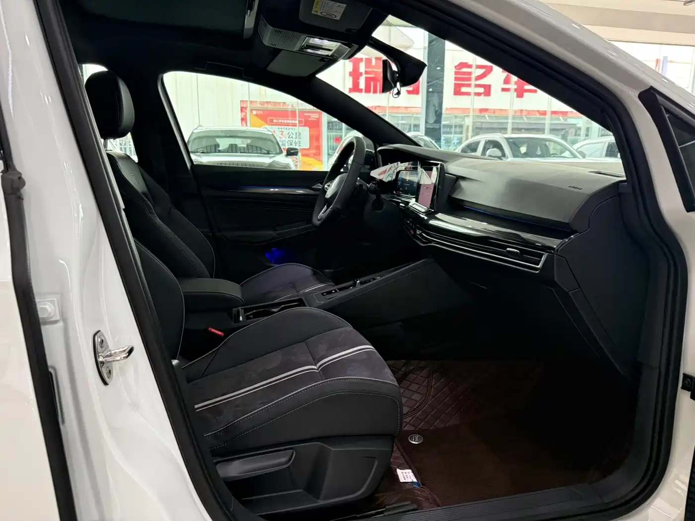 Volkswagen Golf 2023 Model 280TSI DSG R-Line фото 8