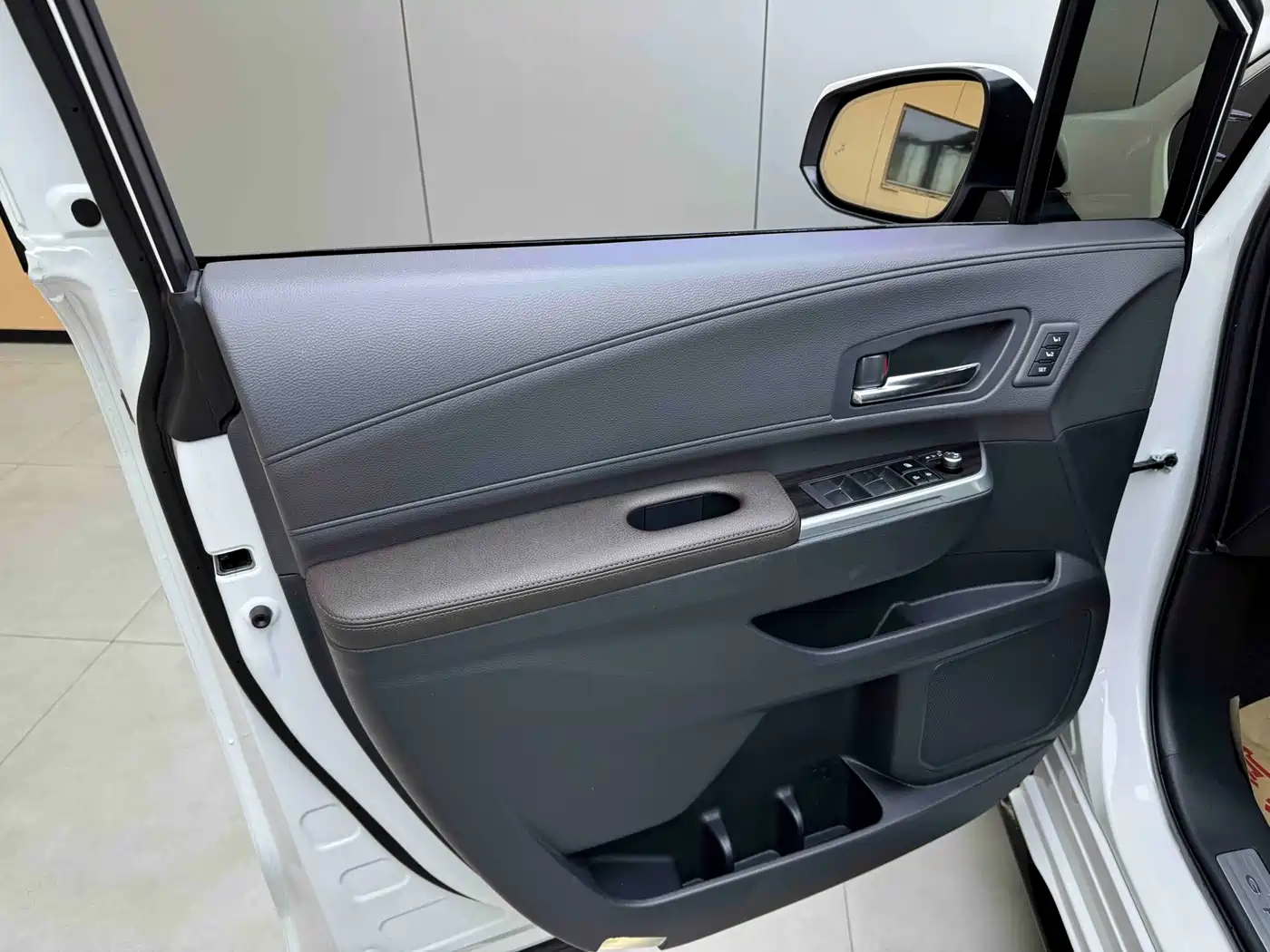 Toyota Granvia 2023 2.5L Hybrid Flagship VIP Edition фото 6