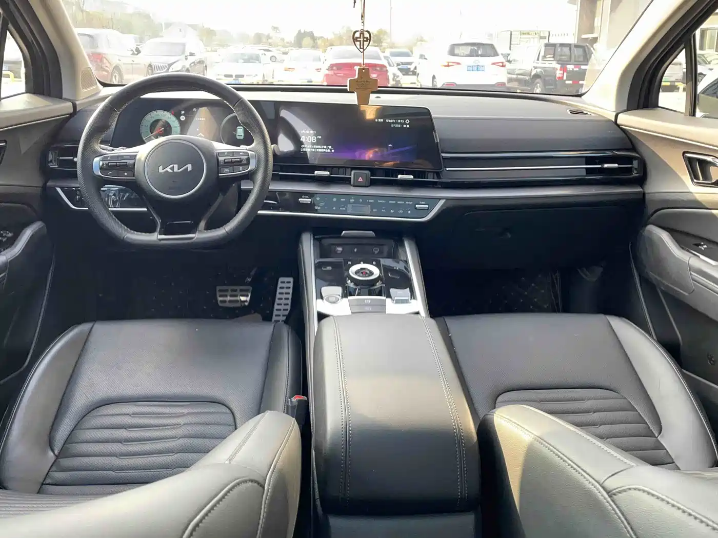 KIA LION PLATINUM EXPANDS THE WORLD