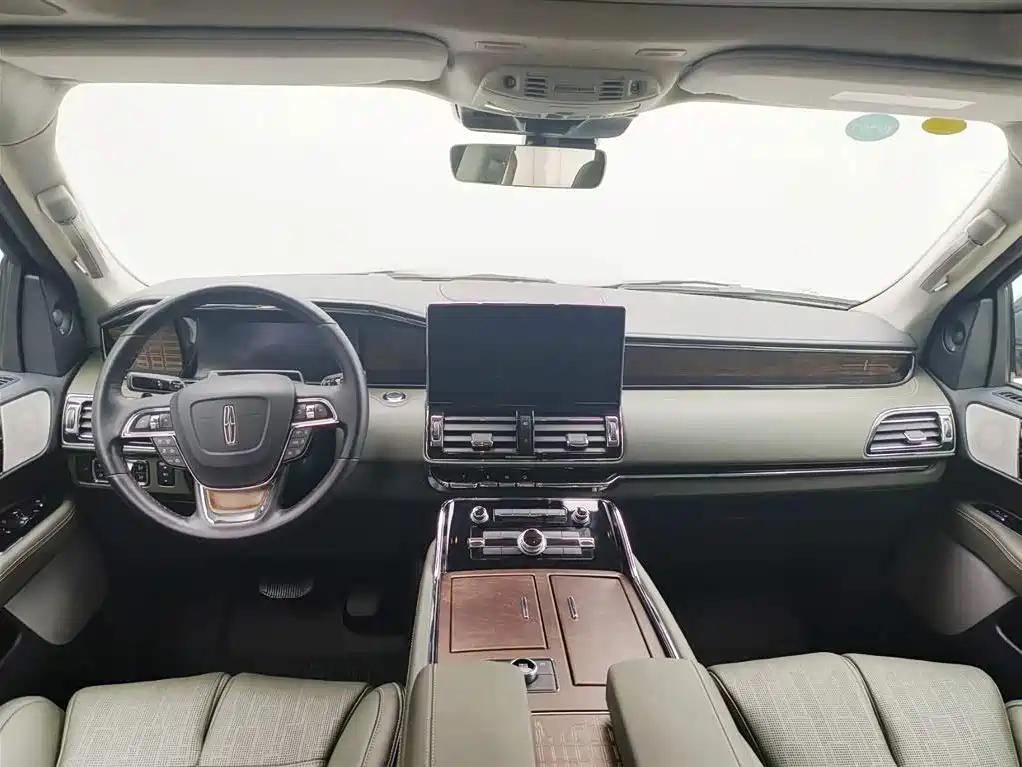 Фото 8 - Lincoln Navigator