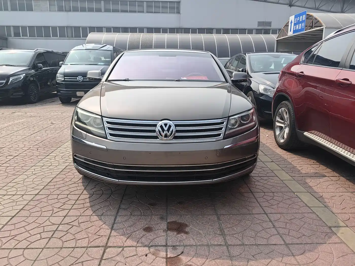 Volkswagen Phaeton 2011 4.2L V8 4-seat Extended Individual Edition фото 2