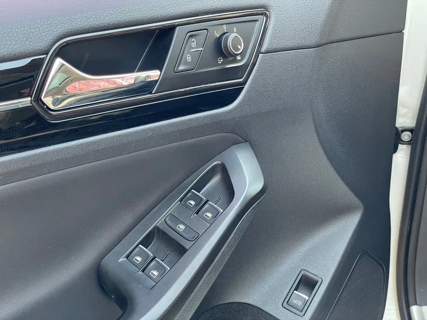 Volkswagen Sagitar 2017 1.6L Automatic Comfort фото 18