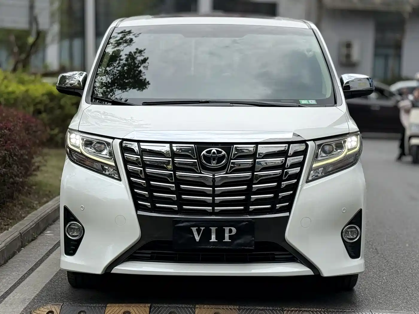 Toyota Alphard 2018 3.5L Luxury фото 2