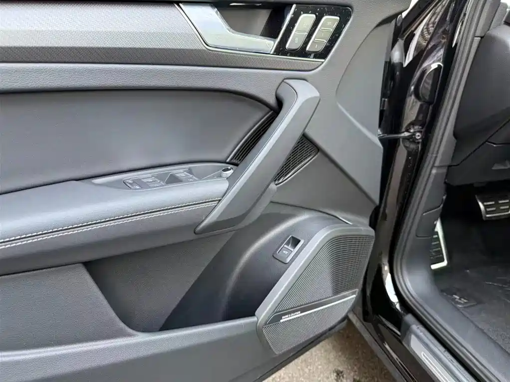 Audi Q5L 2025 Model Year Facelift 45th Anniversary Edition 45 TFSI Luxury Dynamic фото 9
