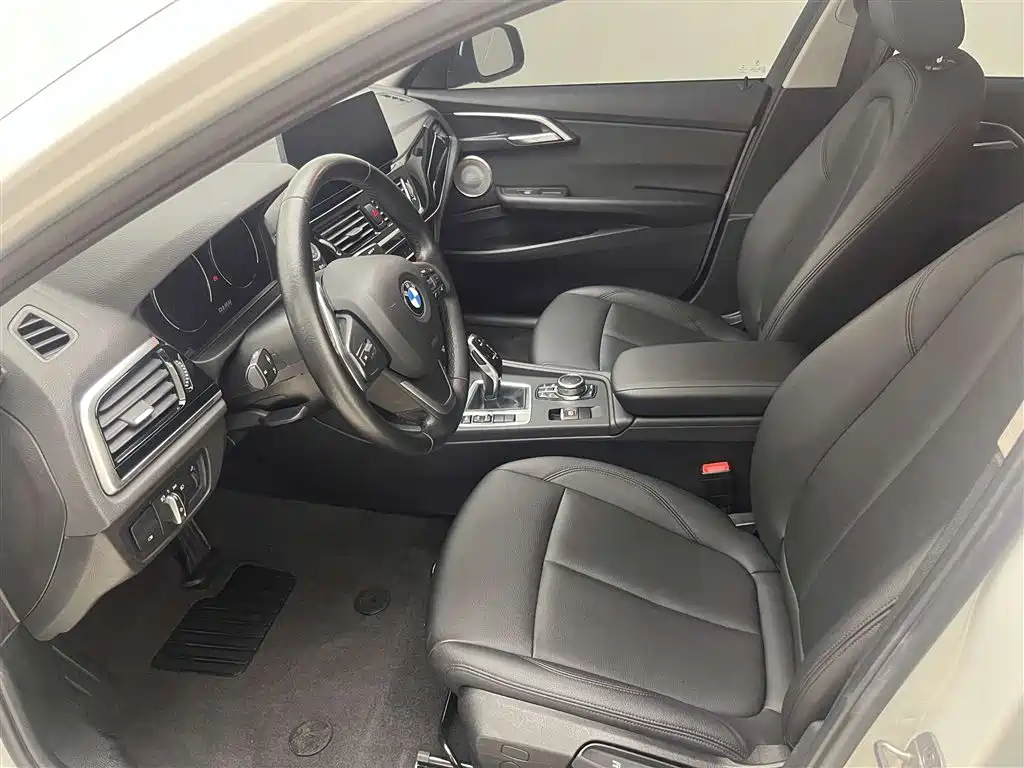 BMW 1 Series 2023 120i M Sport фото 13