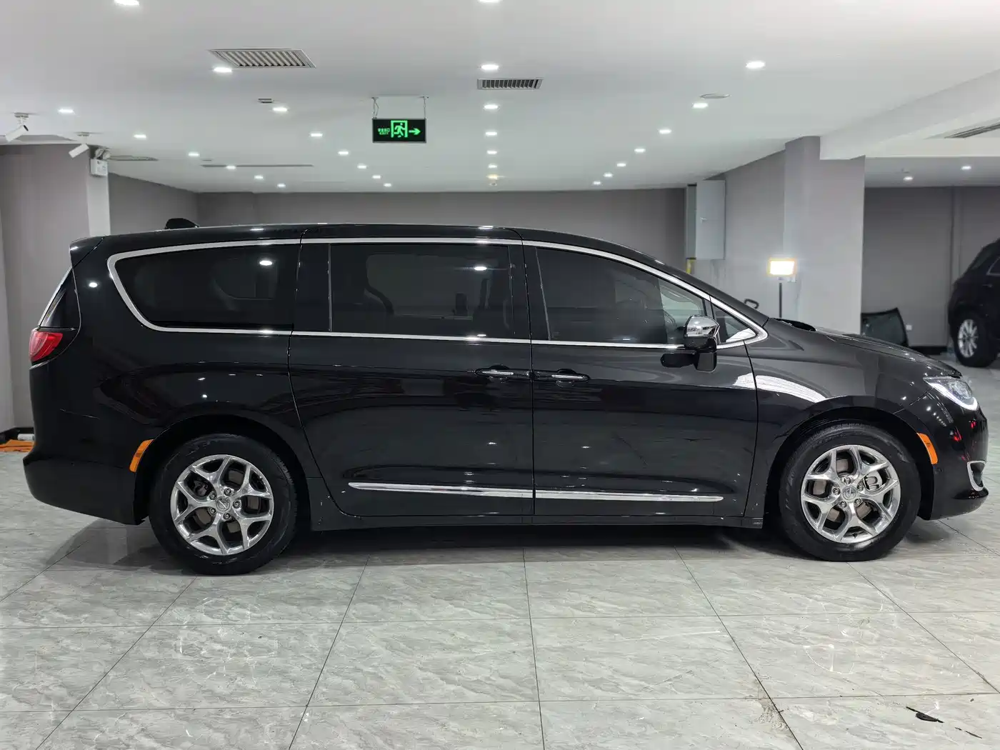 Chrysler Grand Voyager (Import) 2019 2017 3.6L Premium Edition