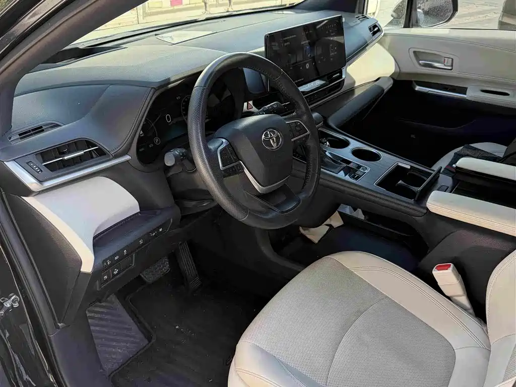 Фото 3 - Toyota Granvia