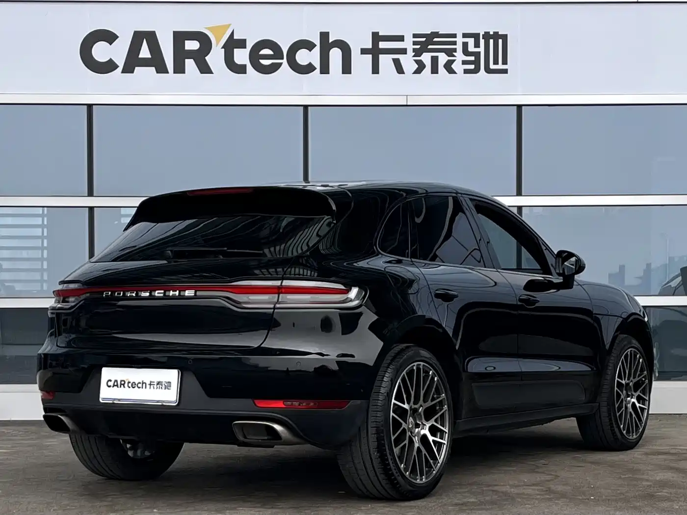 PORSCHE MACAN