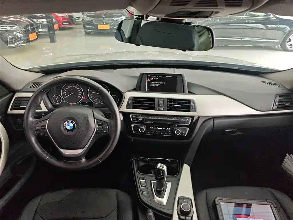 BMW 3 Series GT 2017 320i Fashion фото 10