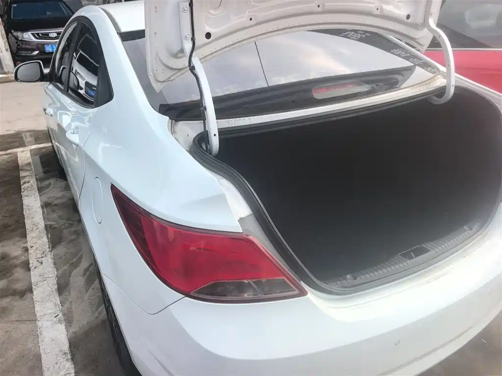 Hyundai Verna 2014 1.4L Manual Smart GLS фото 5