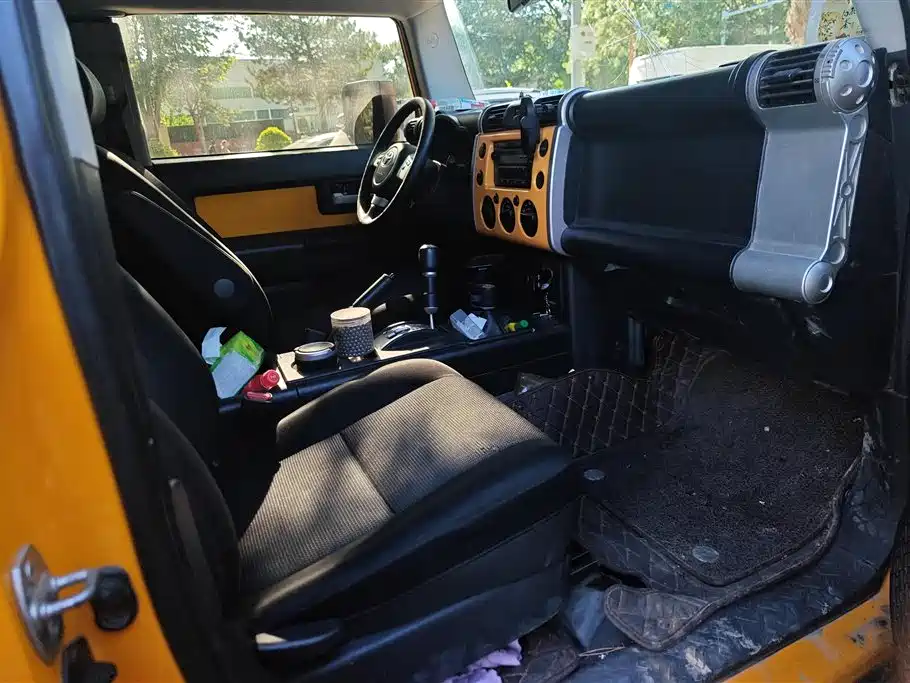 Toyota FJ Cruiser 2013 4.0L фото 8