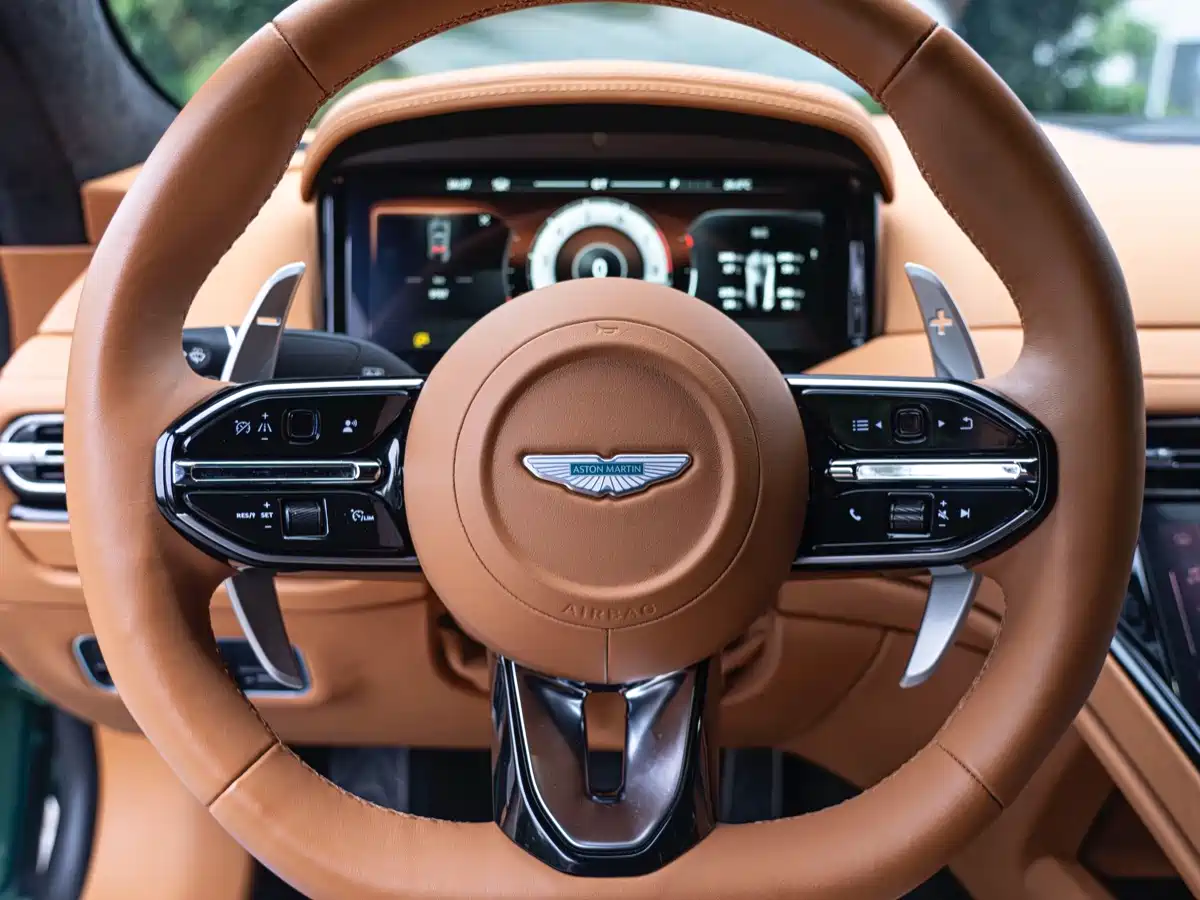 Photo 17 - Aston Martin DB12