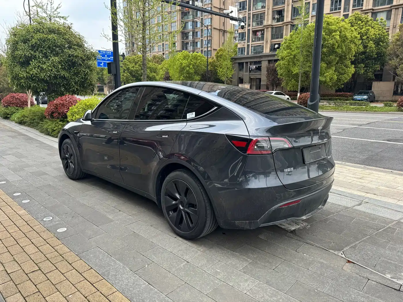 TESLA MODEL Y